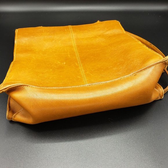 Stone Mountain 100% leather shoulder bag Purse With Attached Key Chain - Picture 10 of 13